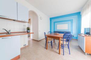 uma cozinha e sala de jantar com mesa e cadeiras em Residence Cylentos em Policastro Bussentino