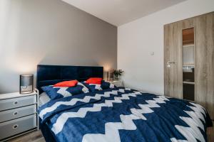 Tempat tidur dalam kamar di Nocosfera Apartament Serbinów