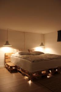 um quarto com uma cama com duas luzes em Cosy Private room close to Copenhagen centre em Copenhague