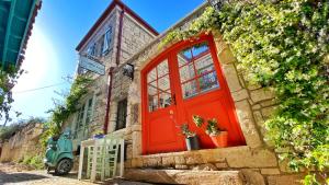 a red door on the side of a building at Oberj d'Azur Alaçatı in Alaçatı