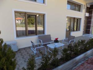 een patio met 2 stoelen en een tafel met bij Rhodon House in Skiathos-stad