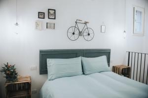 1 dormitorio con 1 cama con una bicicleta en la pared en Zia Marietta Guest House, en Altamura