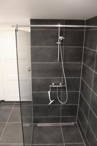 baño con ducha de azulejos negros en Comfortable Large Room King S bed near CPH centre, en Copenhague