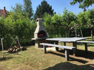 Aed väljaspool majutusasutust Nefelejcs Apartman