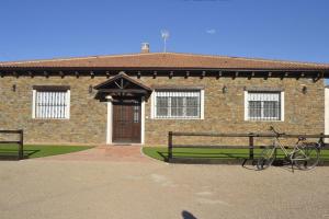 a building with a bike parked in front of it at El Capricho de los Carrascos in Juarros de Voltoya