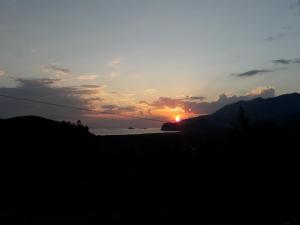 - un coucher de soleil sur l'océan dans l'établissement Adriatic Sunset House, à Petrovac na Moru