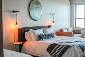 Un pat sau paturi într-o cameră la Bowline Hotel