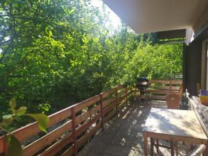 Balkon lub taras w obiekcie Chata na Poskle u lesa s výhledem