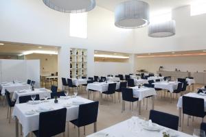 A restaurant or other place to eat at Hotel Anjo de Portugal