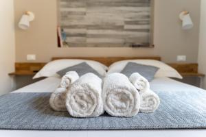 two towels on a bed in a hotel room at Vittoria Rooms in Quartu SantʼElena