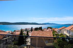 widok na jezioro z apartamentu w obiekcie Apartmani Manuela w Okrugu Gornjim
