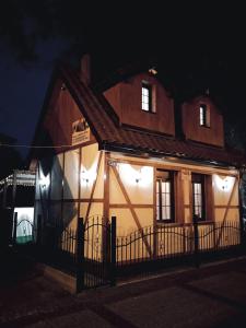 ein Haus in der Nacht mit Lichtern in der Unterkunft Chatka u Radka in Ustka