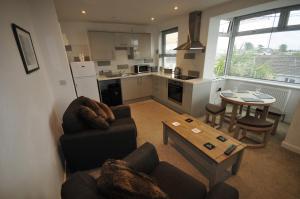 uma sala de estar com um sofá e uma mesa em Surf View Apartment, Newquay em Newquay