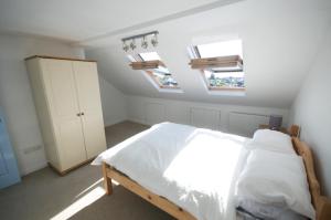 um quarto com clarabóias e uma cama num quarto em Surf View Apartment, Newquay em Newquay