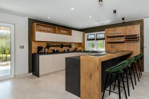 Køkken eller tekøkken på Luxury Villa Santa Cruz with XL pool and Jacuzzi