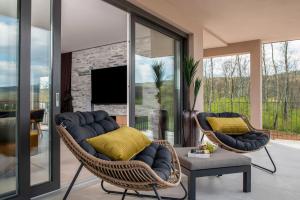 Et tv og/eller underholdning på Luxury Villa Santa Cruz with XL pool and Jacuzzi