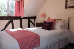 En eller flere senge i et værelse på Colston Hall Cottages