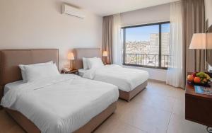 Una cama o camas en una habitación de Canary Boutique Hotel