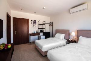 Una cama o camas en una habitación de Canary Boutique Hotel