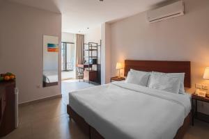 Una cama o camas en una habitación de Canary Boutique Hotel