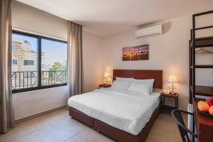 Una cama o camas en una habitación de Canary Boutique Hotel