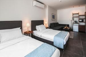 Una cama o camas en una habitación de Canary Boutique Hotel