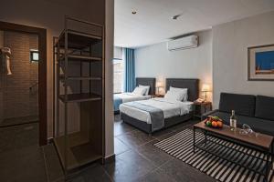 Una cama o camas en una habitación de Canary Boutique Hotel