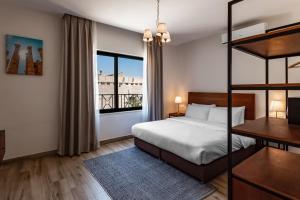 Una cama o camas en una habitación de Canary Boutique Hotel