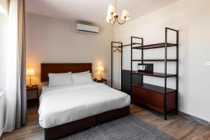 Una cama o camas en una habitación de Canary Boutique Hotel