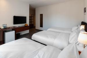 Una cama o camas en una habitación de Canary Boutique Hotel