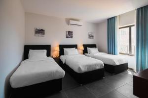 Una cama o camas en una habitación de Canary Boutique Hotel