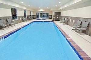 Bazén v ubytování Holiday Inn Express and Suites Sumner by IHG nebo v jeho okolí