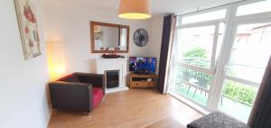 sala de estar con sofá, chimenea y ventana en Jacobs Apartment Edinburgh, en Edimburgo