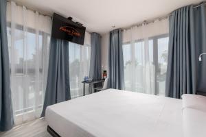 Postel nebo postele na pokoji v ubytování Arena Zone Hotel