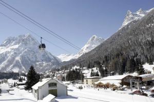 una estación de esquí con montañas cubiertas de nieve y un remonte en Large premium alpine apartment for 4 to 8 people, en Vallorcine