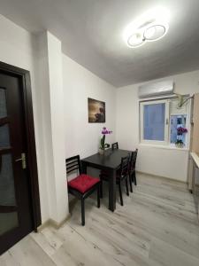 una sala da pranzo con tavolo e sedie neri di Apartament Denisa a Orşova