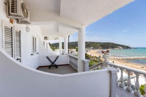 uitzicht op het strand vanaf het balkon van een huis bij Residence Tramonto in Peschici