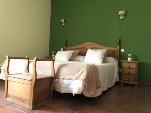 Giường trong phòng chung tại Casa Rural El Infante