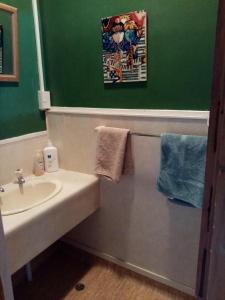 La salle de bains est pourvue d'un lavabo et d'un miroir. dans l'établissement Manakau House The Old Manakau Hotel 1920, à Manakau