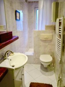 un bagno bianco con un water e un lavandino di Dom na Jeżynowym Wzgórzu - Blackberry Hill Cottage a Radziechowy