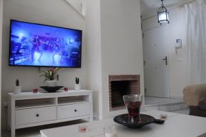 salon z płaskim telewizorem na ścianie w obiekcie CASA BAIANA - Dúplex en Costa Ballena w mieście Costa Ballena
