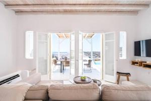 Posedenie v ubytovaní Villa Aegean Blue by LLB Villas - Beach in 500m.