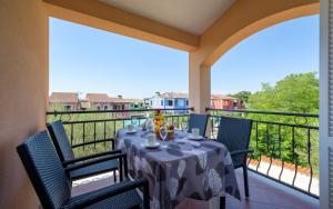 巴薩尼亞的住宿－Villa Franka 113，美景阳台的餐桌