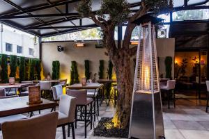 Un restaurante u otro lugar para comer en Canary Boutique Hotel