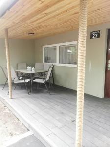 patio ze stołem i krzesłami w obiekcie Spokojna 23 w Turawie