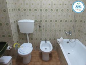 a bathroom with a toilet and a bidet and a bath tub at Sol e Praia - Peniche II in Peniche +13 photos