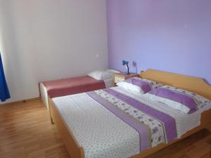1 Schlafzimmer mit 2 Betten in einem Zimmer in der Unterkunft Apartment in Grebaštica with sea view, balcony, air conditioning, WiFi (3571-3) in Grebaštica