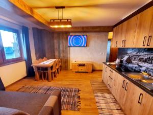 Kuchyňa alebo kuchynka v ubytovaní Willa Pasieka Apartamenty Domki