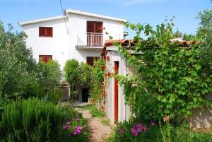 Taman di luar Apartment in Pašman with Seaview, Terrace, Air condition, WIFI (4663-1)