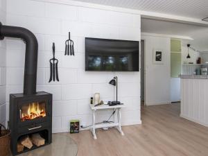ロモ・キルケビーにある4 person holiday home in R mの暖炉付きのリビングルーム